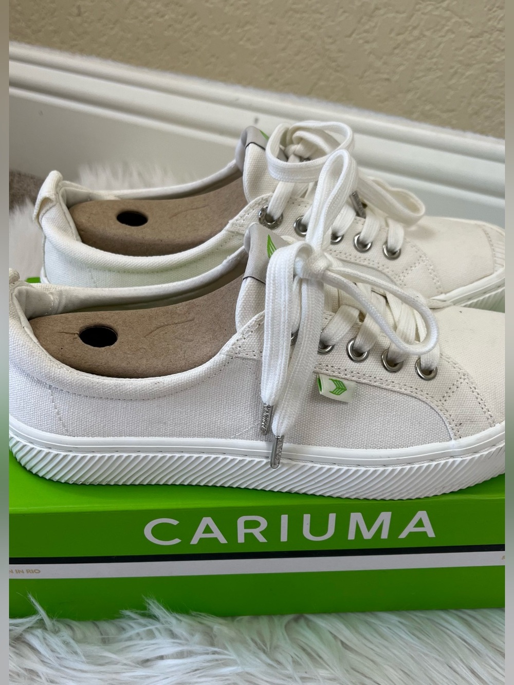 Cariuma white low canvas sneakers, tennis shoes, organic cotton, size 7.5 - Picture 6 of 10